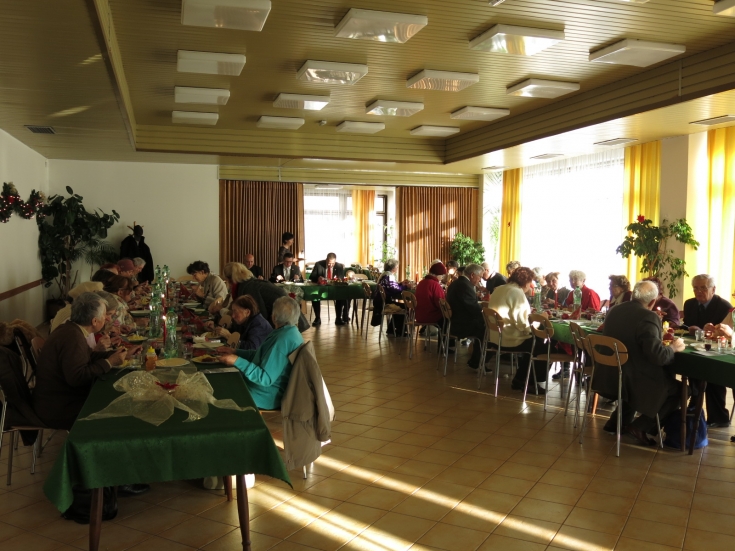 Vianočná večera pre osamelých seniorov 