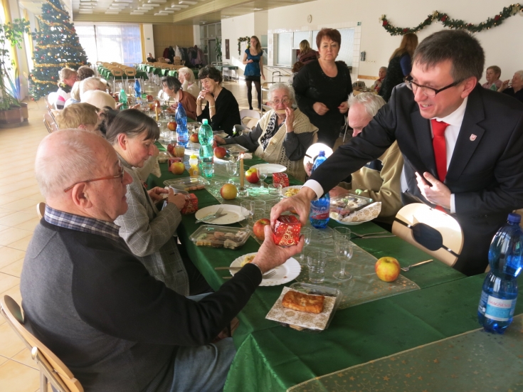 Osamelí seniori neboli na Štedrý deň sami
