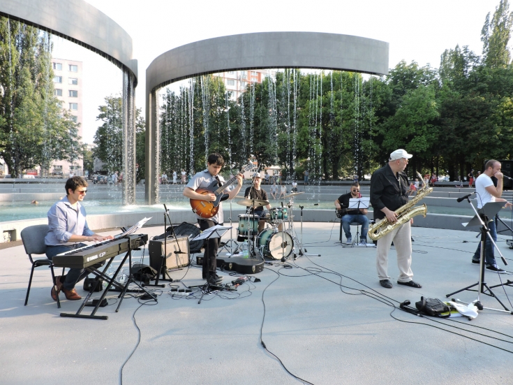 Erik Rothenstein Band na fontáne v Parku Andreja Hlinku