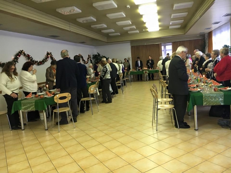 Osamelí seniori zasadli za spoločný štedrovečerný stôl 