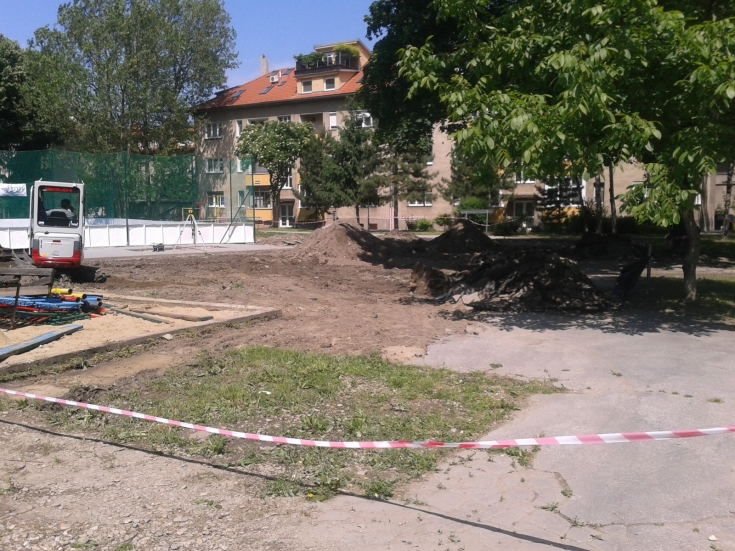 Rekonštrukcia detského ihriska Páričkova je v plnom prúde