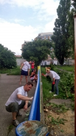Dobrovoľníci počas podujatia Naše mesto skrášľovali Ružinov