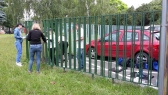 Dobrovoľníci počas podujatia Naše mesto skrášľovali Ružinov