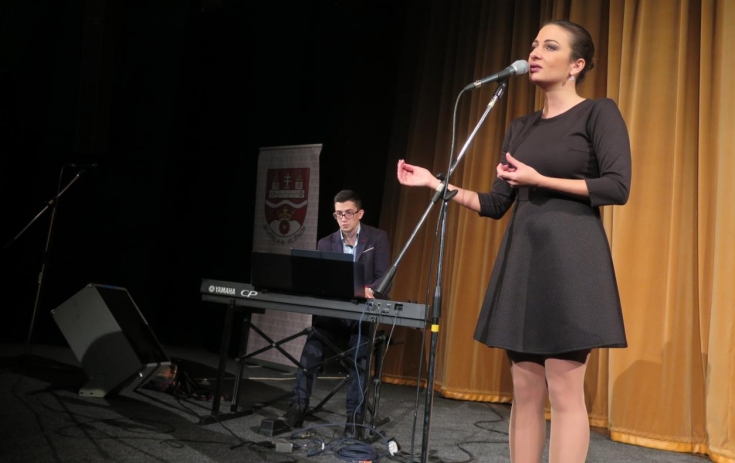 Fontánu „rozospieva“ Andrea Zimányiová