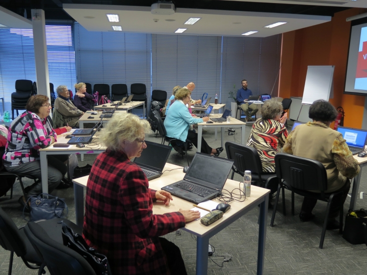 Ružinovskí seniori prenikajú do sveta moderných technológií