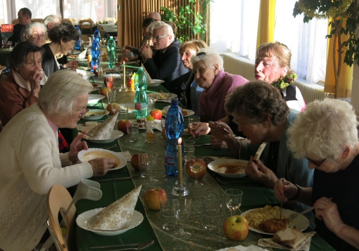 Osamelí seniori z Ružinova nebudú na Štedrý deň sami