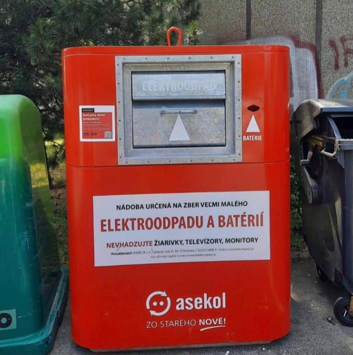 Vandali zničili červené kontajnery na elektroodpad